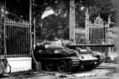 11h30 phút ngày 30/4/1975, xe tăng quân Giải phóng băng qua cánh cổng sắt, đánh chiếm Phủ Tổng thống ngụy Sài Gòn, sào huyệt cuối cùng của quân địch, kết thúc oanh liệt cuộc trường chinh 30 năm chống ngoại xâm của dân tộc. (Ảnh: Mai Hưởng/TTXVN)