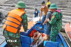 Bộ đội biên phòng Ngọc Vừng tiếp cứu người bị nạn trên biển. (Ảnh: TTXVN phát)
