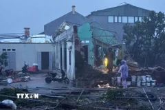 Lực lượng công an Thanh Hóa xuyên đêm hỗ trợ người dân ứng phó bão số 10