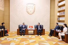 Đại sứ Việt Nam tại Trung Quốc Phạm Thanh Bình (trái) hội kiến với Hiệu trưởng Đại học Ngoại ngữ Bắc Kinh Giả Văn Kiện. (Ảnh: Công Tuyên/TTXVN) 