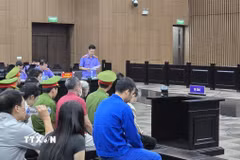 Đại diện Viện Kiểm sát công bố bản cáo trạng tại phiên tòa. (Ảnh: Kim Anh/TTXVN)