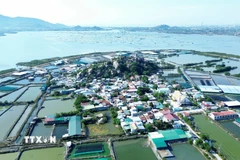 Làng bích họa Hòn Thiên nằm bên bờ đầm Nại (xã Xuân Hải, tỉnh Khánh Hòa). (Ảnh: Nguyễn Thành/TTXVN)