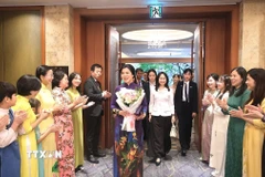 Các cô dâu chào đón Phu nhân Ngô Phương Ly. (Ảnh: Khánh Vân/TTXVN)