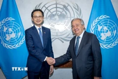 Đại sứ Đỗ Hùng Việt và Tổng Thư ký Liên hợp quốc António Guterres. (Ảnh: Lê Hoàng/TTXVN)