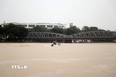 Sáng 13/6, lũ trên sông Hương ở trên mức báo động 2. (Ảnh: Đỗ Trưởng/TTXVN)