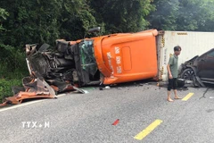 Các phương tiện bị hư hỏng sau vụ tai nạn. (Ảnh: TTXVN phát)