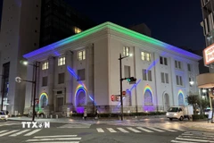 Tòa nhà của Ngân hàng Shizuoka sử dụng đèn HOLOLIGHT để trang trí. (Ảnh: Phạm Tuân/TTXVN)
