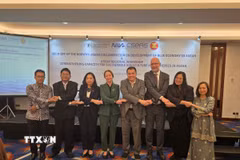 Các đại biểu bắt tay hợp tác vì một tương lai phát triển bền vững. (Ảnh: Lê Minh Hưởng/TTXVN)