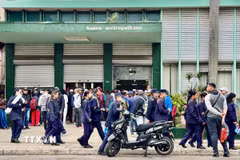 Người dân Cuba xếp hàng rút tiền tại một chi nhánh ngân hàng ở thủ đô La Habana. (Ảnh: Việt Hùng/TTXVN)