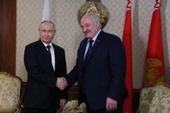 Tổng thống Belarus Alexander Lukashenko (phải) và Tổng thống Nga Vladimir Putin tại cuộc gặp ở Minsk, ngày 23/5/2024. (Ảnh: AFP/TTXVN)