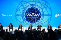 Tổng Giám đốc Tập đoàn năng lượng nguyên tử Nga Alexey Likhachev (ngồi giữa) chủ trì phiên toàn thể. (Ảnh: Trần Hải/TTXVN) 