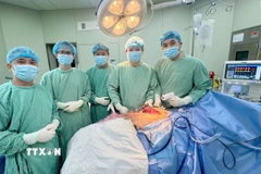 Ca phẫu thuật được thực hiện thành công trong gần 4 giờ đồng hồ giúp khôi phục cấu trúc và chức năng chi thể. (Ảnh: TTXVN phát)
