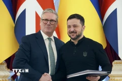 (Tư liệu) Thủ tướng Anh Keir Starmer (trái) và Tổng thống Ukraine Volodymyr Zelensky tại cuộc gặp ở Kiev ngày 16/1/2025. (Ảnh: Kyodo/TTXVN)