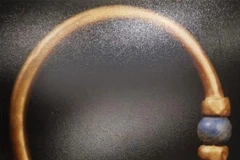 Chiếc vòng tay có hình dáng một dải vàng được trang trí bằng những hạt đá lapis lazuli hình cầu, có niên đại từ thời Amenemope, một pharaoh của Vương triều thứ 21 của Ai Cập (1070-945 trước Công nguyên). (Ảnh: Bộ Du lịch và Cổ vật Ai Cập)