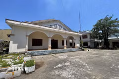 Trụ sở Ủy ban Nhân dân phường Trương Quang Trọng (cũ) chưa được cải tạo, sử dụng có nguy cơ xuống cấp. (Ảnh: Phạm Cường/TTXVN)