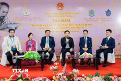 Các diễn giả tại tọa đàm. (Ảnh: TTXVN phát)