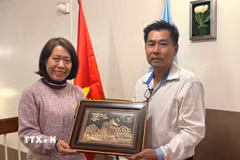 Đại sứ Ngô Minh Nguyệt tặng quà lưu niệm cho kiều bào tại Posadas. (Ảnh: Diệu Hương/TTXVN)
