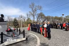Lễ dâng hoa tại tượng đài Chủ tịch Hồ Chí Minh ở Vladivostok. (Ảnh: TTXVN phát)