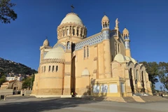 Nhà thờ Đức Bà châu Phi nhìn từ phía biển Địa Trung Hải. (Ảnh: Nguyễn An/TTXVN) 