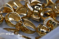 Trang sức vàng được bày bán tại cửa hàng ở Istanbul, Thổ Nhĩ Kỳ. (Ảnh: THX/TTXVN)