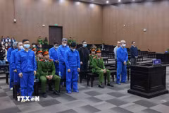 Các bị cáo tại phiên toà xét xử. (Ảnh: Phạm Kiên/TTXVN)