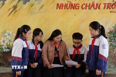 Cô Thùy Diễm tập lẩy Kiều cho học sinh trong giờ giải lao. (Ảnh: Hoàng Ngà/TTXVN)