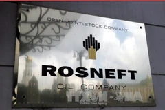 Biểu tượng của Tập đoàn Rosneft tại trụ sở ở Moskva. (Ảnh: EPA/TTXVN) 