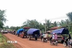 Người dân sơ tán khỏi tỉnh biên giới Oddar Meanchey thuộc Campuchia, sau khi căng thẳng tái diễn tại khu vực biên giới giữa Thái Lan-Campuchia. (Ảnh: THX/TTXVN)