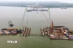 Không khí thi công khẩn trương trên công trường cầu Ngọc Hồi, tháng 4/2026. (Ảnh: Quốc Khánh/TTXVN)