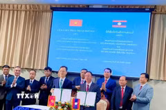 Thiếu tướng Paenkham Bouddhapheng và đồng chí Hoàng Giang chứng kiến Lễ ký kết Thỏa thuận hợp tác năm 2026 giữa tỉnh Bokeo và tỉnh Lào Cai. (Ảnh: Xuân Tú/TTXVN)
