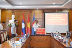 Đại sứ Việt Nam tại Lào Nguyễn Minh Tâm cùng đại diện các cơ quan bên cạnh Đại sứ quán tham gia quyên góp. (Ảnh: Xuân Tú/TTXVN)