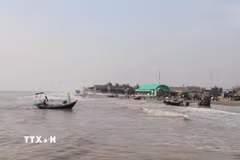 Bãi biển Nhà thờ đổ, xã Hải Tiến, tỉnh Ninh Bình. (Ảnh: Thùy Dung/TTXVN)