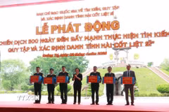 Bí thư Trung ương Đảng, Phó Thủ tướng Phạm Thị Thanh Trà tặng quà các Đội Quy tập mộ liệt sỹ. (Ảnh: Tường Vi/TTXVN)