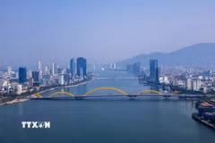 Những cây cầu bắc qua sông Hàn và hàng loạt tòa nhà cao tầng 2 bên bờ sông là điểm nhấn cho sự phát triển mạnh mẽ của Đà Nẵng. (Ảnh: Xuân Quý/TTXVN)