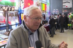 Ông Jean-Paul Jeandon, Thị trưởng thành phố Cergy trả lời phỏng vấn phóng viên TTXVN. (Ảnh: Đào Dũng/TTXVN)