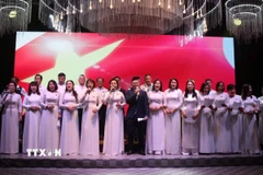 Bà con Việt kiều tại Cộng hòa Séc trình bày bài hát "Tiến về Hà Nội" tại sự kiện. (Ảnh: Việt Thắng/TTXVN)