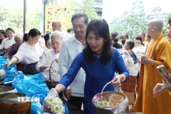 Đại sứ Việt Nam tại Lào Nguyễn Minh Tâm cùng Phu nhân tham dự lễ Vu Lan tại Chùa Phật Tích thủ đô Viêng Chăn. (Ảnh: Xuân Tú/TTXVN) 