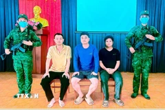 3 đối tượng nước ngoài bị bắt giữ tại Đồn Biên phòng Lò Gò - Bộ đội Biên phòng tỉnh Tây Ninh. (Ảnh: TTXVN phát)