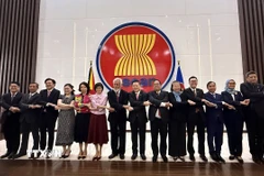 Tổng thư ký ASEAN, Thủ tướng của Timor-Leste và đại diện phái đoàn thường trực các nước ASEAN bắt tay đoàn kết tại trụ sở Ban Thư ký ASEAN. (Ảnh: Lê Minh Hưởng/TTXVN)