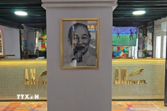 Ảnh Bác Hồ được khách sạn treo tại đại sảnh trang trọng. (Ảnh: Nguyễn An/TTXVN)