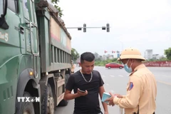 Cảnh sát giao thông sẽ tiếp tục tăng cường tuần tra, giám sát tại chân công trình, ngăn chặn nạn xe tải cơi thùng chở quá khổ. (Ảnh: TTXVN phát)