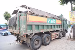 Xe tải cơi thùng chở quá khổ bị lực lượng chức năng xử lý. (Ảnh: TTXVN phát)