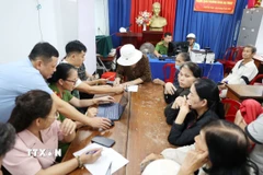 Thủ tục nhận quà được triển khai nhanh chóng ở các Tổ dân phố trên địa bàn phường Buôn Ma Thuột. (Ảnh: Tuấn Anh/TTXVN) 