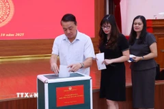 Cán bộ, công chức, viên chức và người lao động Thanh tra Chính phủ ủng hộ đồng bào bị thiệt hại do bão lũ gây ra. (Ảnh: Văn Điệp/TTXVN)