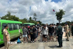 Công dân Việt Nam được Campuchia bàn giao tại Cửa khẩu Quốc tế Hoa Lư, tỉnh Đồng Nai. (Ảnh: TTXVN phát)
