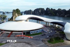 Cung Quy hoạch, hội chợ và triển lãm tỉnh Quảng Ninh (còn gọi là "Cung cá heo") nằm bên bờ vịnh Hạ Long, thuộc phường Hạ Long, có tổng mức đầu tư hơn 1.000 tỷ đồng. (Ảnh: Đức Hiếu/TTXVN)