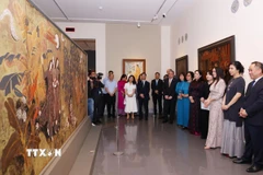 Phu nhân Ngô Phương Ly và bà Leyla Aliyeva, Phó Chủ tịch Quỹ Heydar Aliyev tham quan Bảo tàng Mỹ thuật Việt Nam. (Ảnh: Văn Điệp/TTXVN)