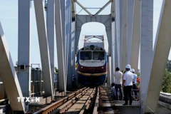 Thông tàu qua cầu Ghềnh sau sự cố sà lan va chạm gây gián đoạn đường sắt Bắc-Nam