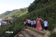 Cô giáo đón các em học sinh đến trường dự khai giảng năm học mới. (Ảnh: Trọng Đạt/TTXVN)