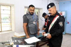 Nhân viên an ninh bỏ phiếu sớm trong cuộc bầu cử Quốc hội tại Baghdad, Iraq ngày 9/11/2025. (Ảnh: THX/TTXVN)